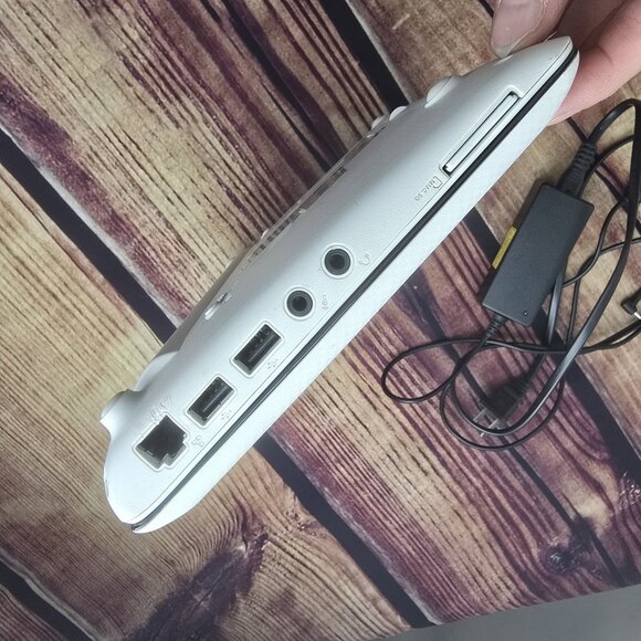 Asus Eee PC 1001P netbook of yore. Miraculously working fine. :-) - Picture 4 of 13